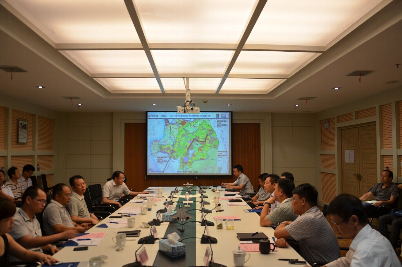 千億大道—通用路—服瑞大道新建工程項(xiàng)目研討會在新蘆淞集團(tuán)舉行