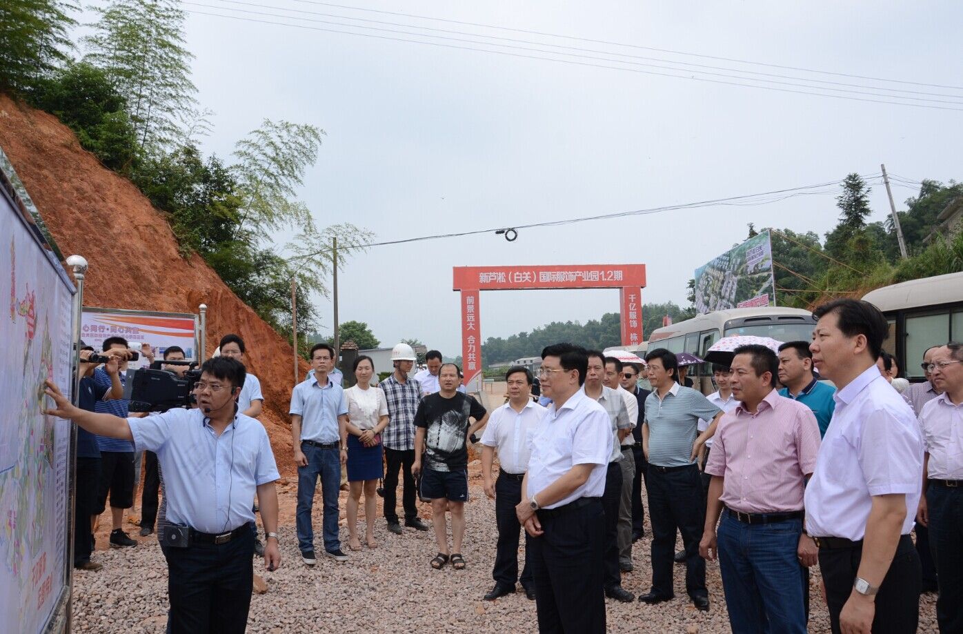 新蘆淞（白關）國際服飾產(chǎn)業(yè)園建設正酣  市委全會代表現(xiàn)場視察