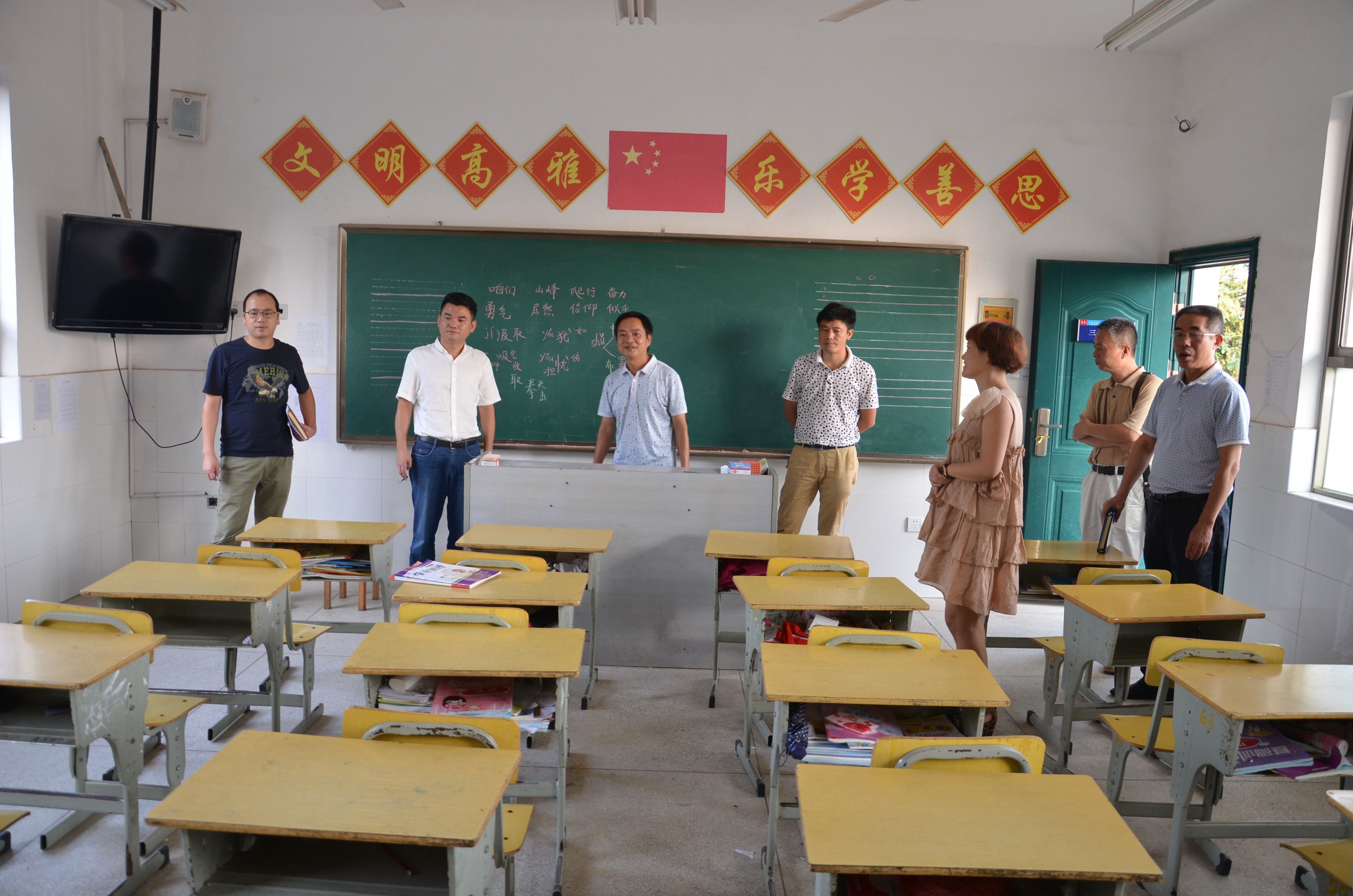 董家塅高科園管委會(huì)主任、新蘆淞集團(tuán)董事長肖立志率隊(duì)慰問團(tuán)山小學(xué)