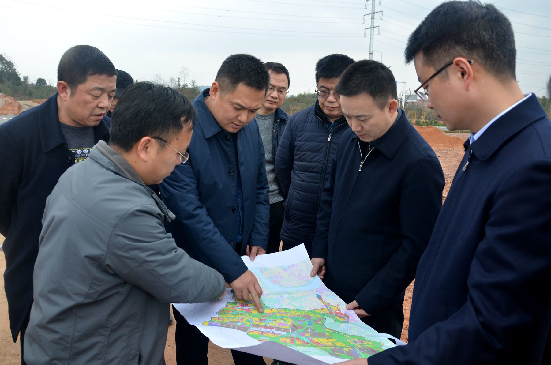 副市長何朝暉調(diào)研航空、服飾“兩城”重點項目建設